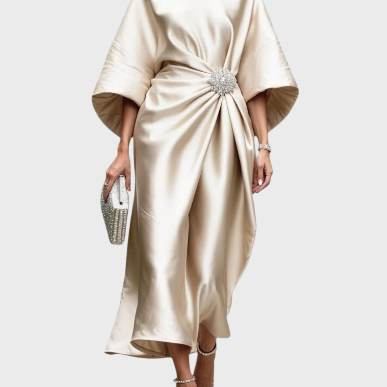 Сатенена рокля с странично плисиране и декоративна катарама