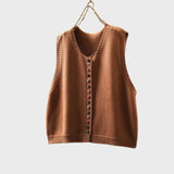 София – Елегантна жилетка с декоративни копчета