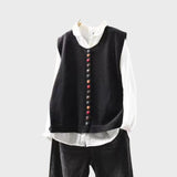 София – Елегантна жилетка с декоративни копчета